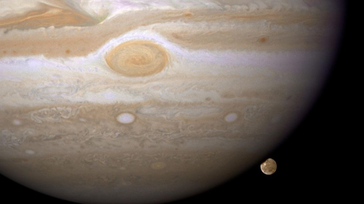 Rozsáhlý vír na Jupiteru sahá mnohem hlouběji, než se předpokládalo